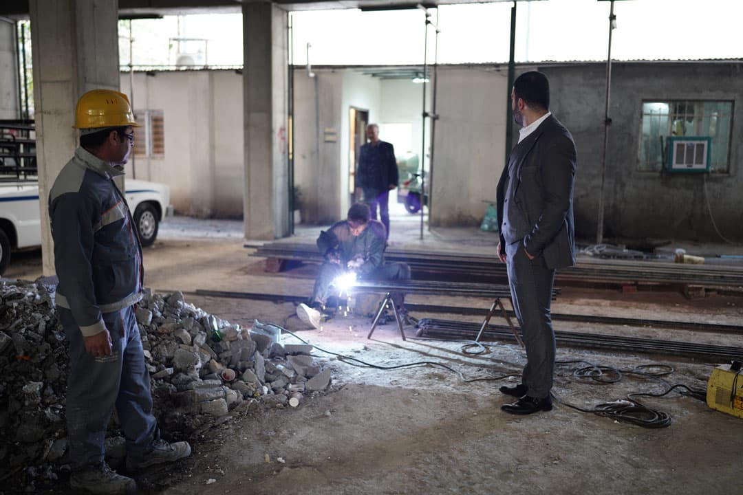 محمد ادینه در حال نظارت پروژه ساختمانی محمد ادینه در حال نظارت پروژه ساختمانی